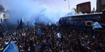 Banderazo de Belgrano en el Hotel Quinto Centenario previo al clásico con Talleres