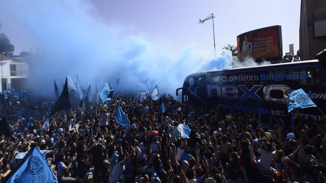 Banderazo de Belgrano en el Hotel Quinto Centenario previo al clásico con Talleres