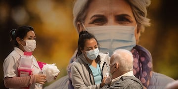 Vacunación a mayes de 60 años en la Nave Cultural en un día frio y lluvioso
