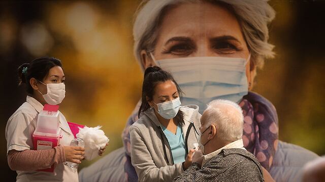 Vacunación a mayes de 60 años en la Nave Cultural en un día frio y lluvioso
