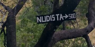 Cartel nudista en Villa de Merlo