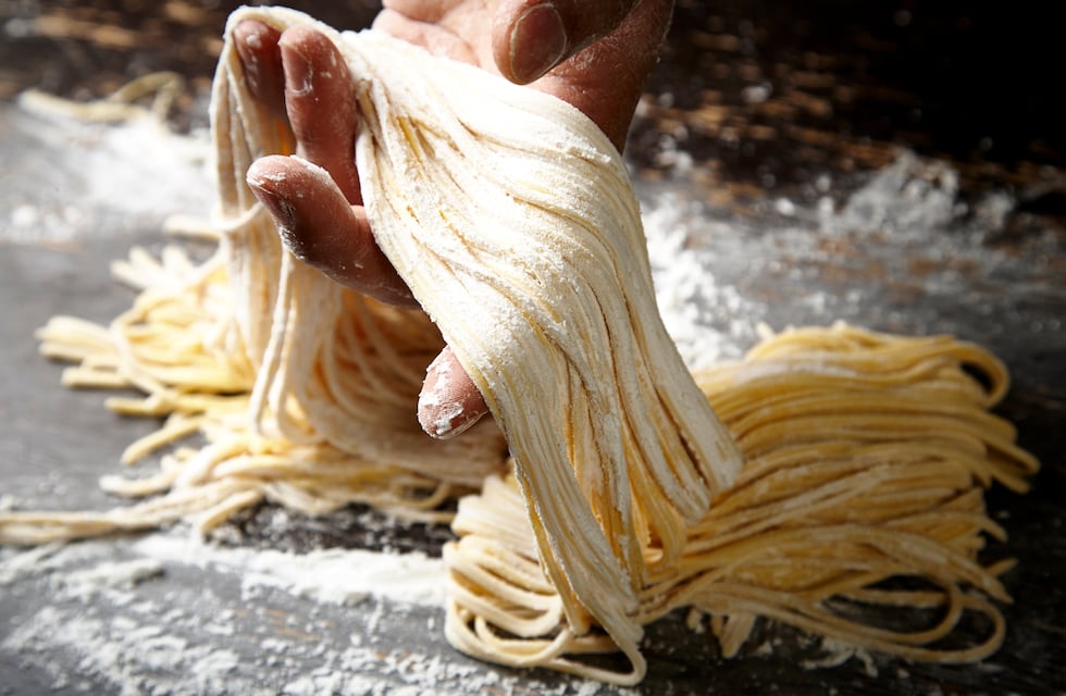 Cómo hacer tallarines caseros con solo 3 ingredientes: la receta que te salva la cena