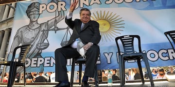 El juez Juan Ramos Padilla saluda a la concurrencia el 01/02/2022 durante una protesta para exigir la "democratización" de la justicia, frente a la sede de la Corte Suprema en Buenos Aires.