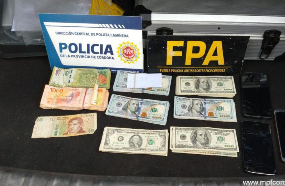 ¡Llevaban de todo! Drogas, pesos y dólares en efectivo en el interior del auto