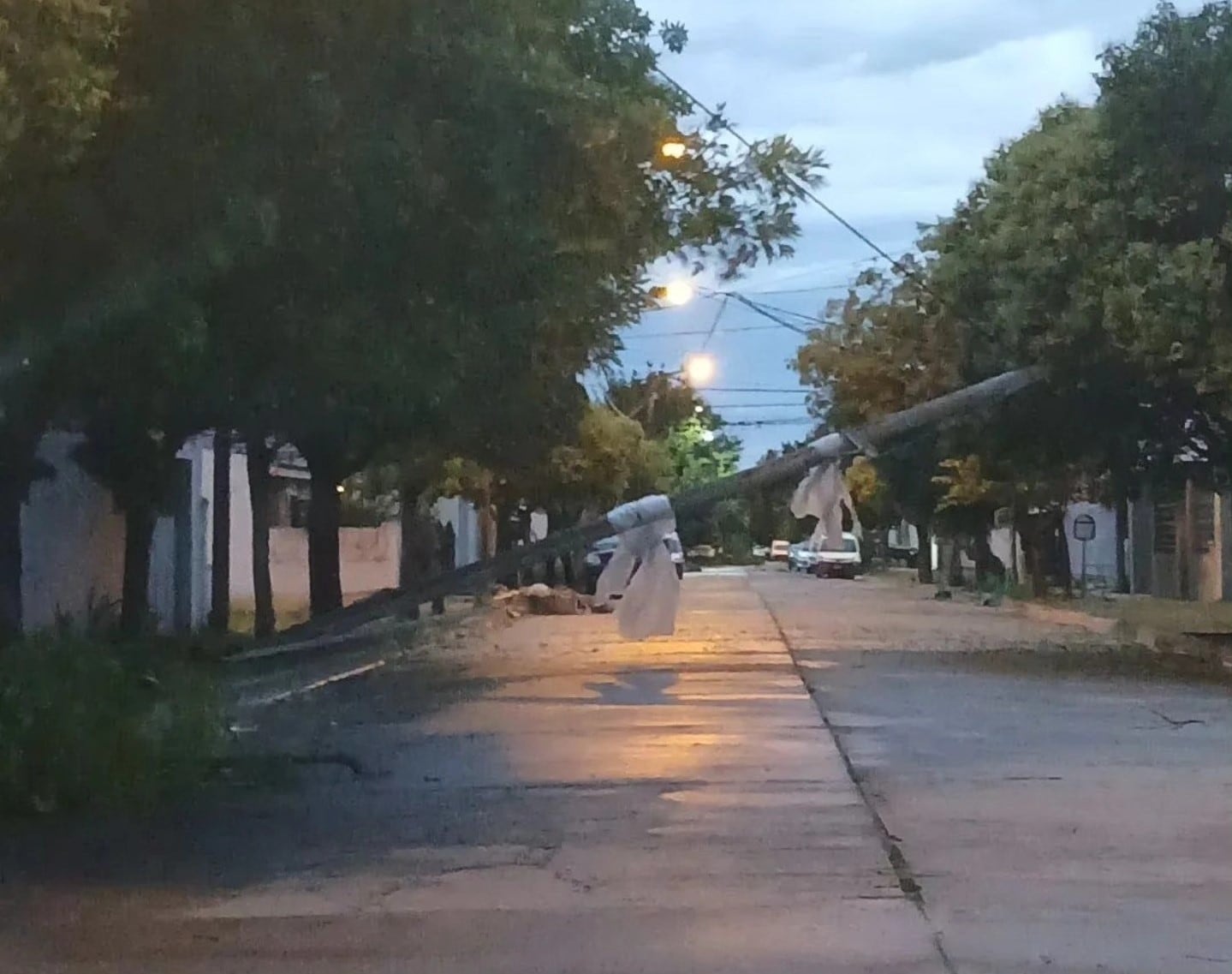 Fuerte temporal de viento y granizo afectó viviendas y diferentes servicios en Arroyito