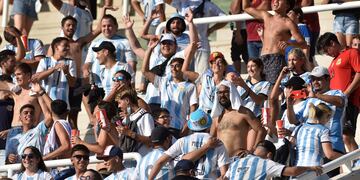 Miles de cordobeses llenaron el Kempes para ver el triunfo de Argentina ante Colombia. Para más de uno estar presente fue una verdadera odisea. Y un gran gasto (Foto: Facundo Luque)