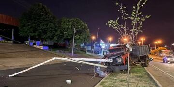 Posadas: camión despistó y derribó un poste de luz.