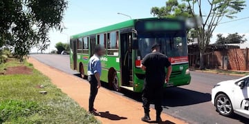 Causó daños en un ómnibus e intentó herir al chofer en Posadas.