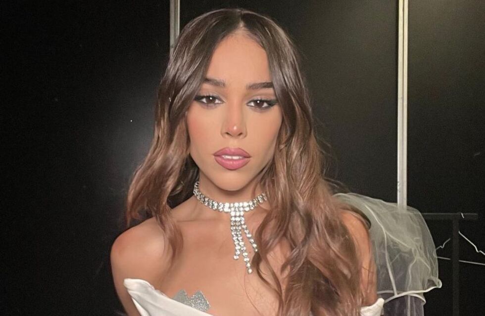 Danna Paola se sumó a la tendencia del flequillo “Bettie Page” y cautivó con jugadas fotos