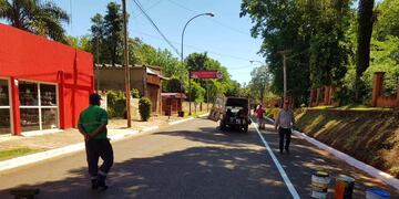 Puerto Iguazú: demarcaron cordones cuneta sobre la calle Alvar Nuñes.
