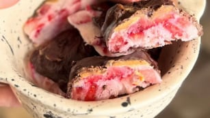 Cómo hacer bombones de frutilla y chocolate: la receta saludable para el antojo dulce en verano