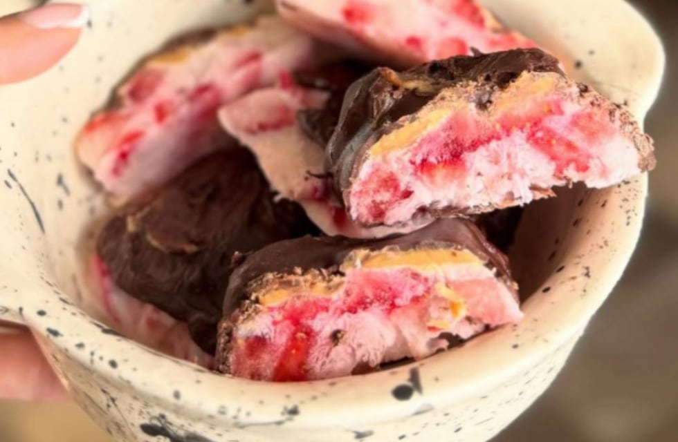 Cómo hacer bombones de frutilla y chocolate: la receta saludable para el antojo dulce en verano