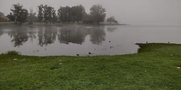 Carlos Paz cubierta en neblina.