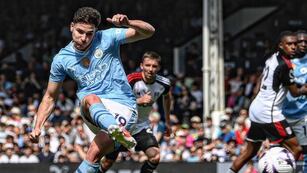 Julián Álvarez define si se queda o va de Manchester City, quien recibió dos ofertas. (AP)