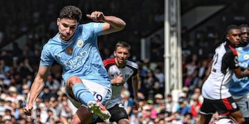 Julián Álvarez define si se queda o va de Manchester City, quien recibió dos ofertas. (AP)