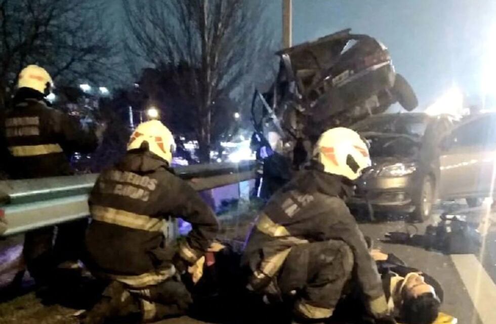 Brutal choque en General Paz dejó a dos autos completamente destruidos