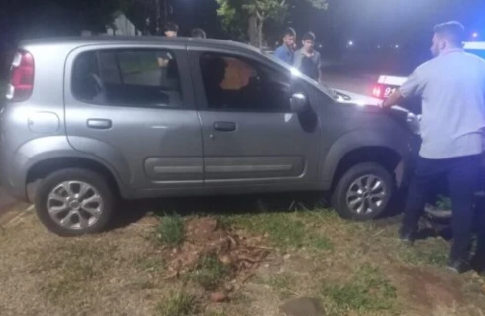 Despistó con su vehículo y terminó sobre un boulevard en Posadas
