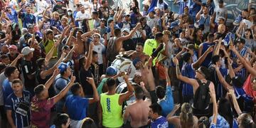 Alrededor de tres mil personas se reunieron para despedir a su ídolo. Foto: Mariana Villa / Los Andes