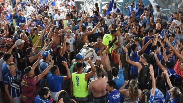 Alrededor de tres mil personas se reunieron para despedir a su ídolo. Foto: Mariana Villa / Los Andes