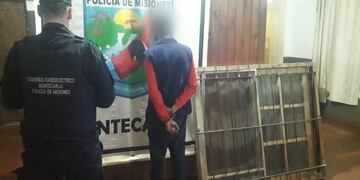 Detuvieron a un joven que transportaba un ventanal robado en Montecarlo.