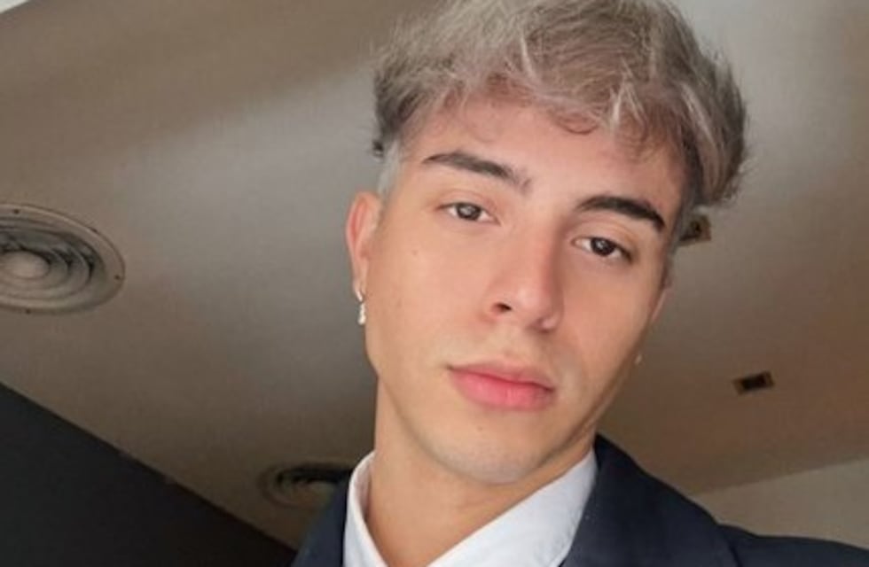 El drástico cambio de look de Rusherking: de morocho a rubio platinado