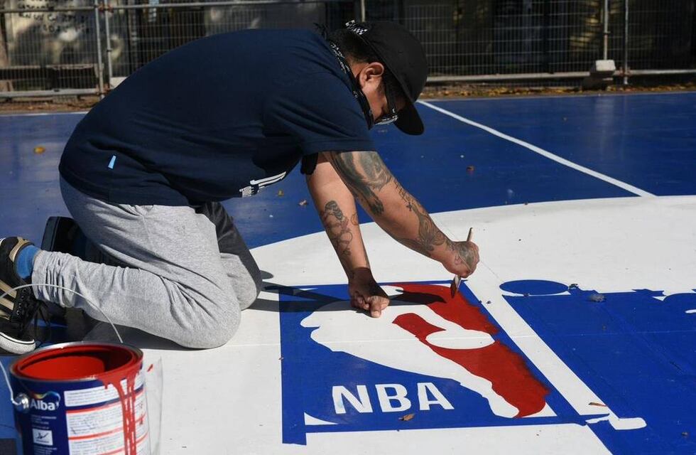 La NBA remodeló la cancha de básquet del parque Urquiza y Pepe Sánchez estuvo presente