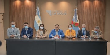 El Gobernador de La Rioja anunció bono de fin de año y aumento durante el 2022 para estatales.