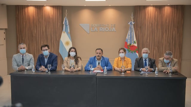 El Gobernador de La Rioja anunció bono de fin de año y aumento durante el 2022 para estatales.