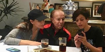 Máximo junto a su padre, cuando aún era pequeño