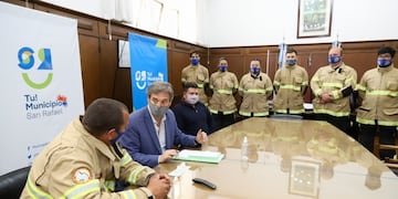 Emir Félix entregó un subsidio de $553.000 a los Bomberos Voluntarios de Salto de Las Rosas.