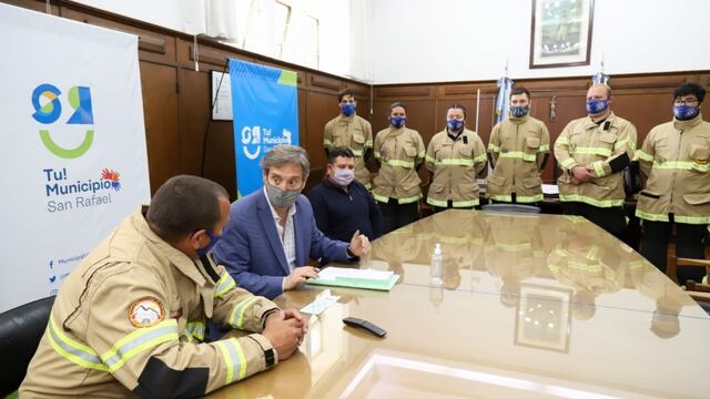 Emir Félix entregó un subsidio de $553.000 a los Bomberos Voluntarios de Salto de Las Rosas.