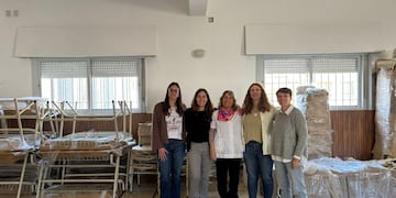 Se entregó nuevo mobiliario escolar en Gonzales Chaves y Juan Eulogio Barra