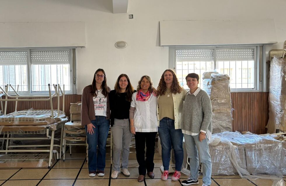 Se entregó nuevo mobiliario escolar en Gonzales Chaves y Juan Eulogio Barra