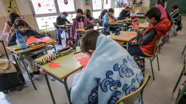 El profesor criticó el frío que pasan sus alumnos en las aulas.