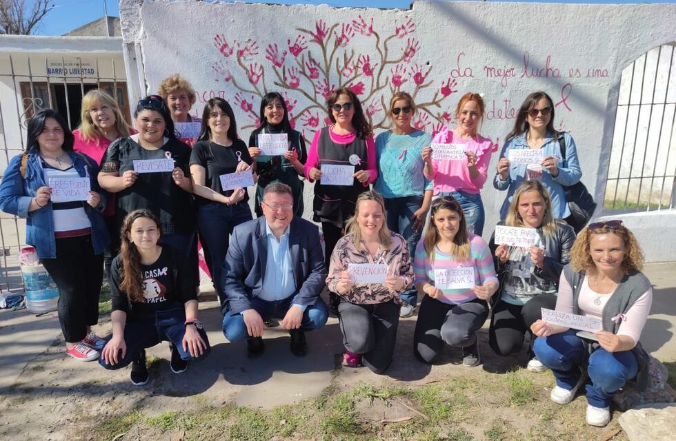 Mujeres de Crear impulsan la prevención del cáncer de mama mediante la pintada de un mural