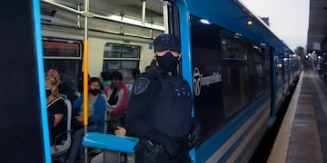 Fuerzas de seguridad realizan controles en la estación Morón del tren Sarmiento, en el marco de las nuevas restricciones para frenar la circulación del coronavirus. (Clarín)