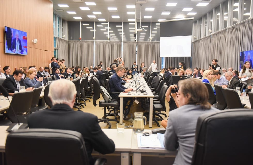 Presupuesto: el oficialismo logró el dictamen de mayoría, pero la oposición fuerza al diálogo con gobernadores