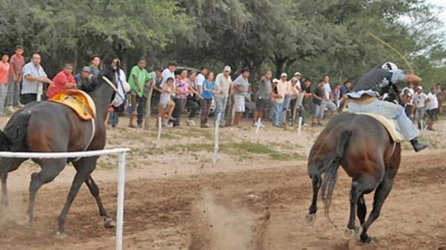 En los últimos días se organizó una carrera entre caballos y motos en Corrientes y generó indignación en la sociedad. (Imagen ilustrativa).