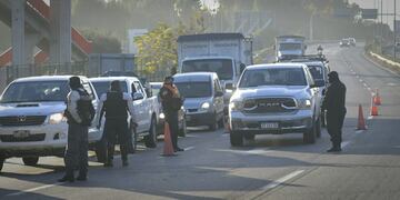 Controles en Mendoza por la vuelta a estrictas restricciones. Orlando Pelichotti / Los Andes