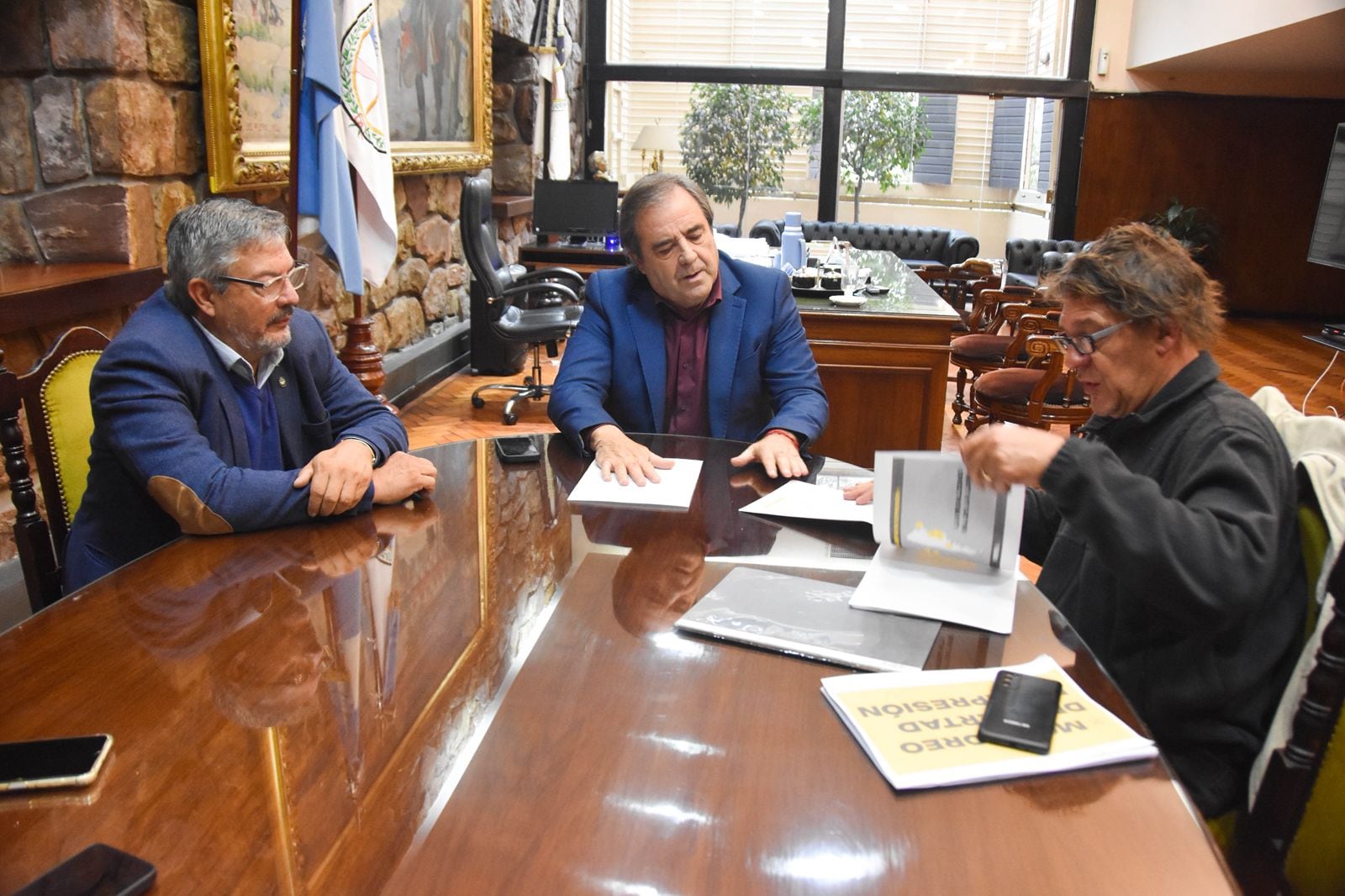 El diputado Fabián Tejerina y el vicegobernador Alberto Bernis, en diálogo con el periodista Enrique Gebauer en la Legislatura.