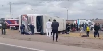 Volcó un micro con hinchas de Boca en Mendoza.