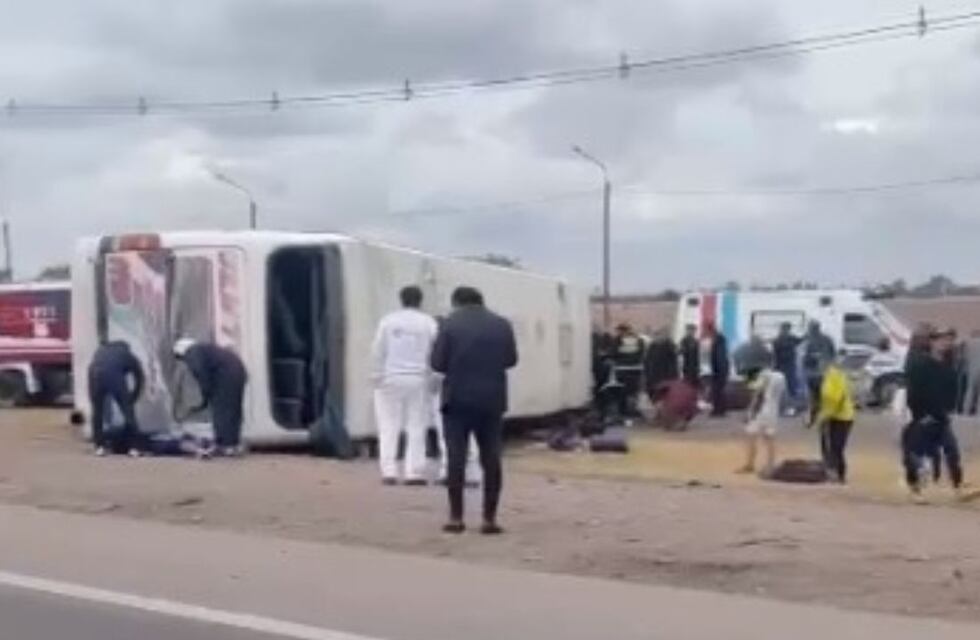 Tragedia: un micro con hinchas de Boca volcó en Mendoza, falleció una mujer y hay 18 heridos