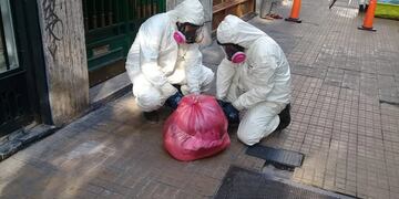 Los especialistas trabajando en la calle Perú al 600 por el derrame químico.