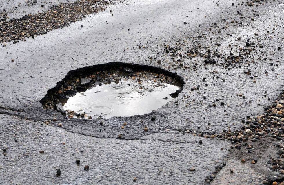 Viral: un bache cumplió 4 años en La Plata y los vecinos le organizaron su “cumpleaños”