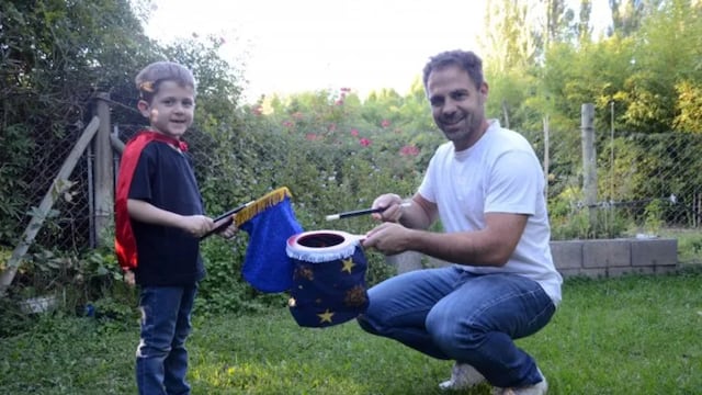 Durante la pandemia, Benjamín le enseñó trucos de magia a su pequeño hijo y hacen furor.