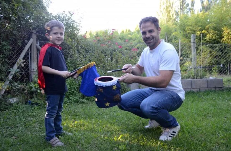 Neuquén: padre e hijo realizan shows de magia para sus conocidos