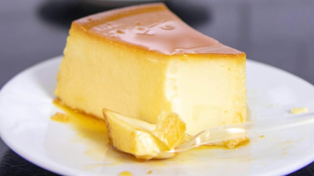 Cómo hacer flan casero con solo 4 ingredientes: la receta fácil y económica para sorprender a la hora del postre