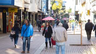 La actividad en las peatonales se sostiene con el pulso del invierno.
