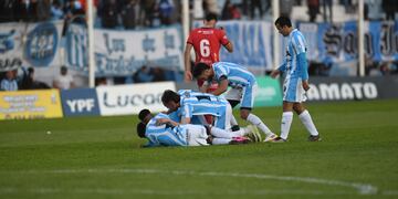 Golazo de Abel Bustos ya festejar. Tercer victoria seguida de Racing, que sube en la tabla de la Primera Nacional (Javier Ferreyra / La Voz)