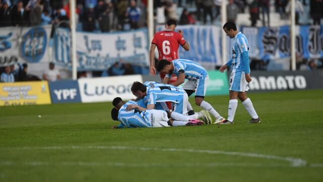 Golazo de Abel Bustos ya festejar. Tercer victoria seguida de Racing, que sube en la tabla de la Primera Nacional (Javier Ferreyra / La Voz)